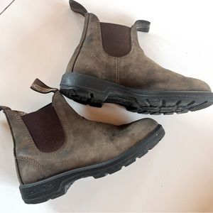 Women’s classic blundstones size 8
